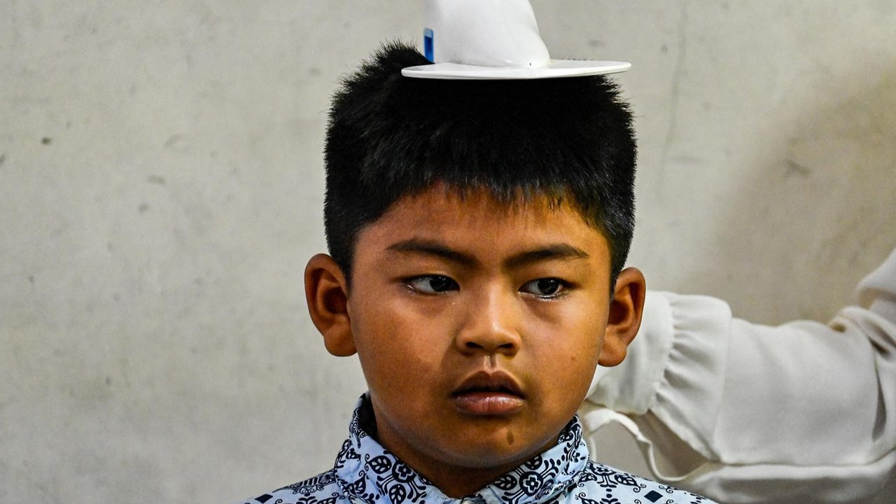 Petugas Pusat Kesehatan Masyarakat (Puskesmas) memeriksa kesehatan murid saat kegiatan Cek Kesehatan Gratis (CKG) di sekolah Madrasah Ibtidaiyah Negeri 6 Banda Aceh, Aceh, Rabu (23/07/2025).