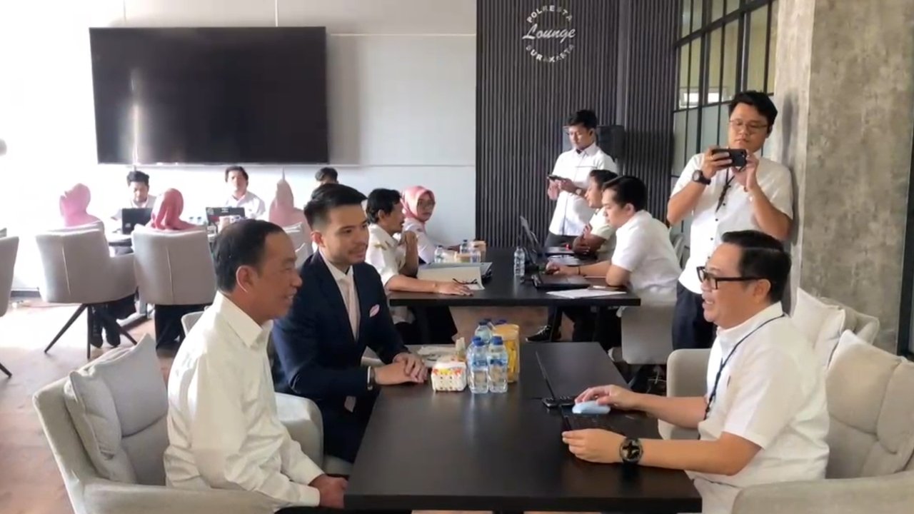 Jokowi bawa ijazah asli UGM