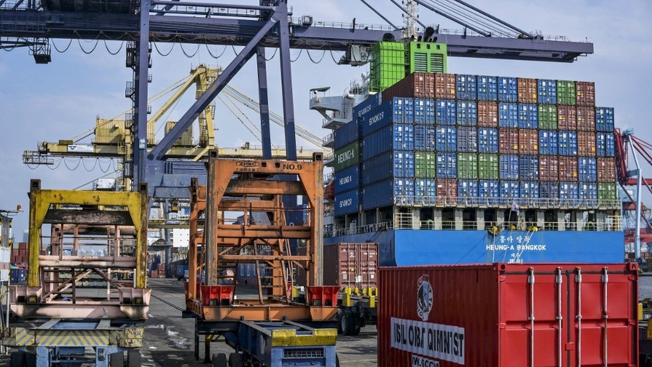 Suasana aktivitas di Terminal Peti Kemas Internasional Jakarta, Pelabuhan Tanjung Priok, Jakarta, pada Senin (7/7/2025). Presiden Amerika Serikat Donald Trump secara resmi memutuskan tetap memberlakukan tarif impor sebesar 32 persen terhadap seluruh produk asal Indonesia yang masuk ke pasar AS.