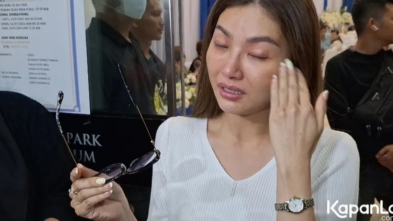 Sarwendah mengingat ayah tercinta lewat pesan dan kenangan manis yang ditinggalkan mendiang. Perhatian yang diberikan sederhana tapi amat membekas. (Foto: M. Altaf Jauhar)