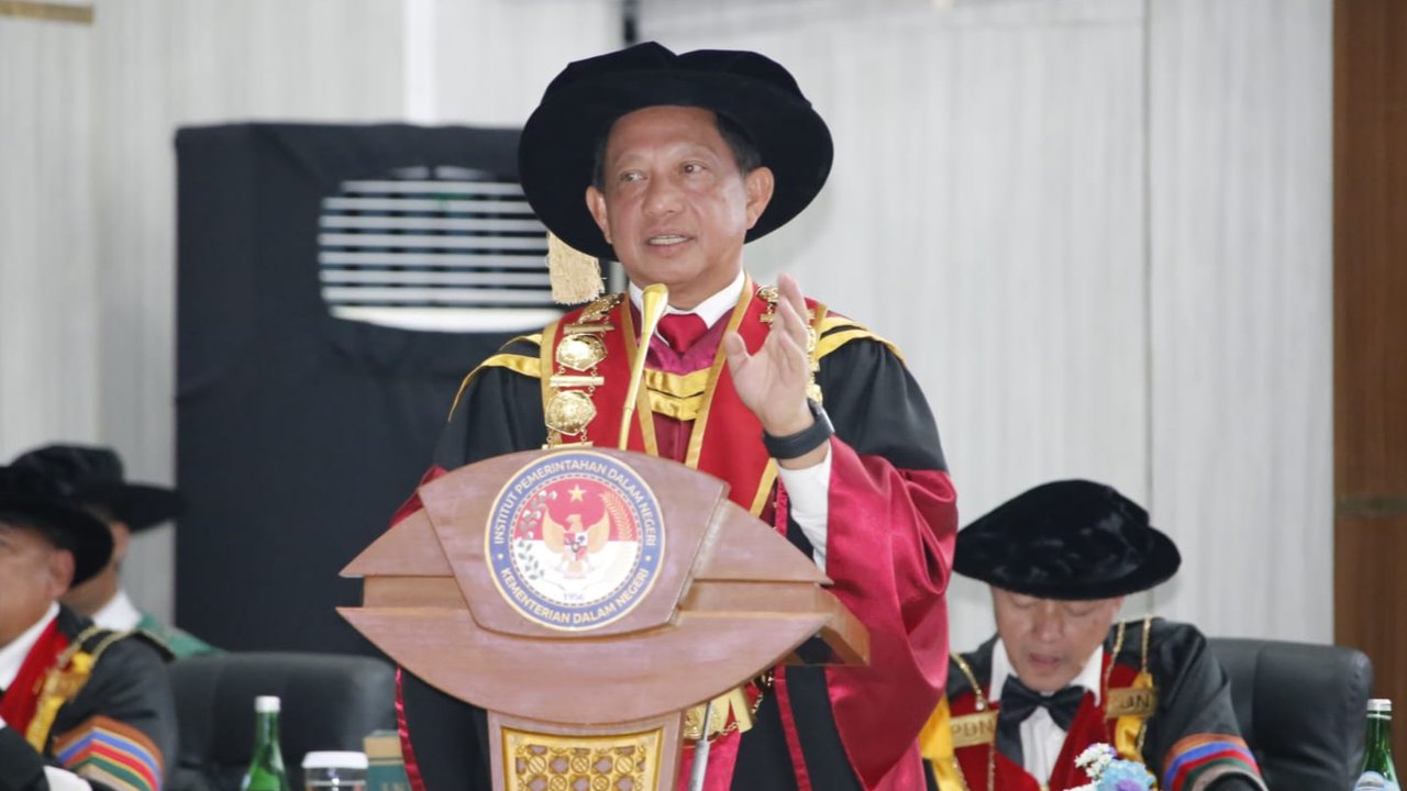 Mendagri Tito Karnavian dalam wisuda IPDN.