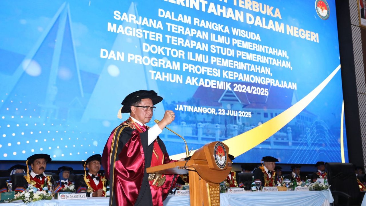 Mendagri Tito Karnavian dalam wisuda IPDN.