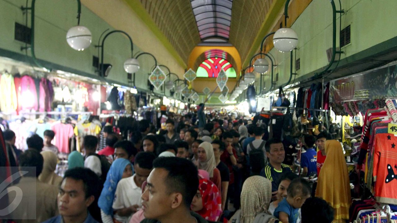 Sejumlah pengunjung memadati pusat perbelanjaan di kawasan Blok M, Jakarta, Selasa (14/7/2015). Menjelang Idul Fitri 1436, transaksi penjualan di sejumlah pusat perbelanjaan mengalami peningkatan dua kali lipat. (Liputan6.com/Helmi Afandi)
