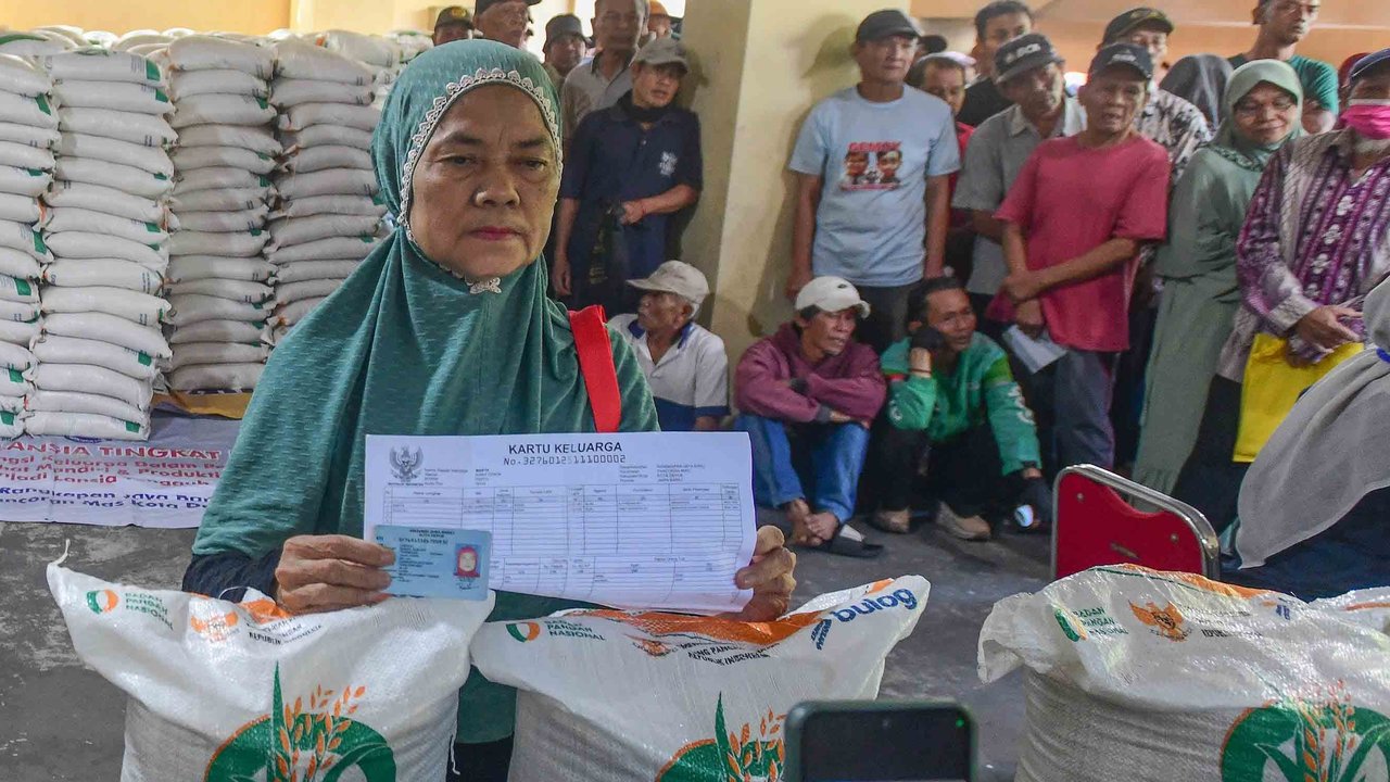 Keluarga Penerima Bantuan Pangan (PBP)  menerima Bantuan Pangan Non Tunai (BPNT)  beras 20 kg di Kantor Kelurahan Rangkapan Jaya Baru, Depok, Jawa Barat, Kamis, (24/07/2025)