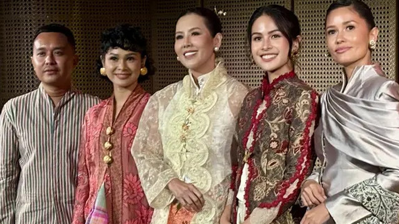 Anggota komunitas kebaya dari presenter TV Nasional saat melakukan peragaan busana kebaya di area Gedung Sarinah, Jakarta, Sabtu (13/8/2022). Sejumlah komunitas mengadakan peragaan busana keb