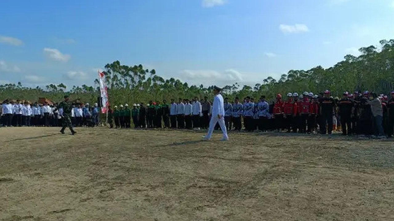 Inspektur Upacara Bambang Susantono berjalan menuju Komandan Upacara Kapten Inf Andi Supratikto hendak memberi salam atas kelancaran upacara bendera di IKN Nusantara.