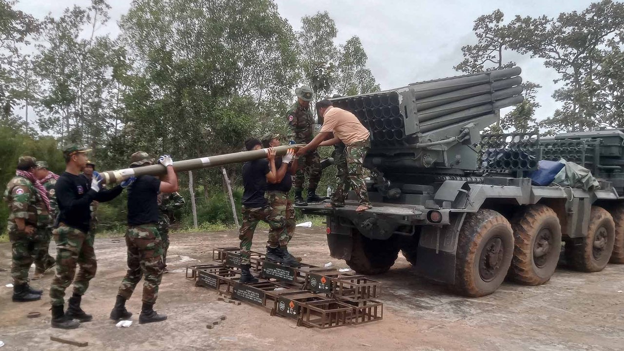 Tentara Kamboja mengisi ulang peluncur roket ganda BM-21 di Provinsi Preah Vihear,  Kamboja, Kamis (24/07/2025).
