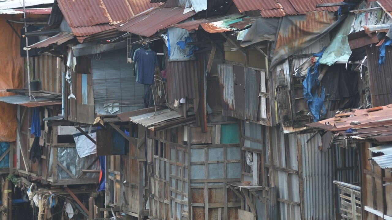 Deretan bangunan rumah kumuh menghiasi bantaran kali Ciliwung di Jakarta, Selasa (16/06/2024). Berdasarkan rilis BPS tingkat kemiskinan di DKI Jakarta Periode September 2022 berada di angka 4,61 persen. Ini setara dengan 494.93 penduduk miskin. Sedangkan tingkat kemiskinan di DKI Jakarta periode September 2017, berada di angka 3,78 persen.