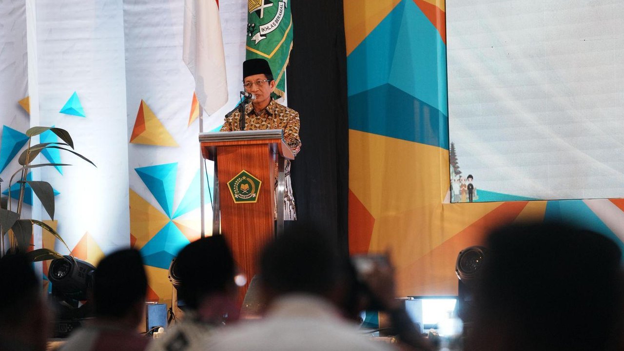 Menteri Agama Nasaruddin Umar meresmikan program Kurikulum Berbasis Cinta (KBC) di Aula Arafah Asrama Haji Sudiang Makassar.