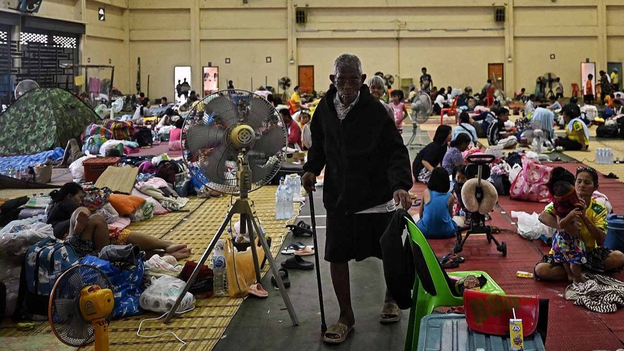 Para pengungsi beristirahat saat berlindung di sebuah stadion di halaman Universitas Surindra Rajabhat di provinsi Surin, Thailand, Jumat (25/07/2025).