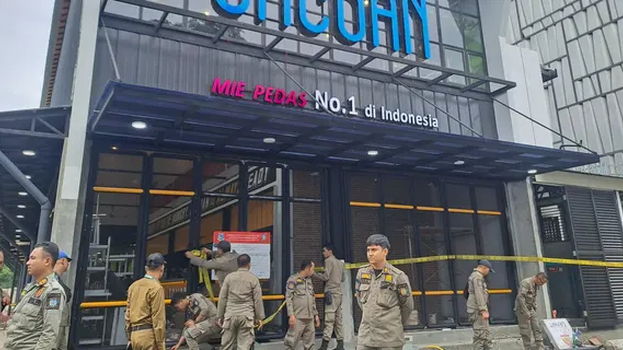 Outlet Mie Gacoan di daerah Serpong, Kota Tangerang Selatan (Tangsel), disegel Satuan Polisi Pamong Praja (Satpol PP), Selasa (25/2/2025).