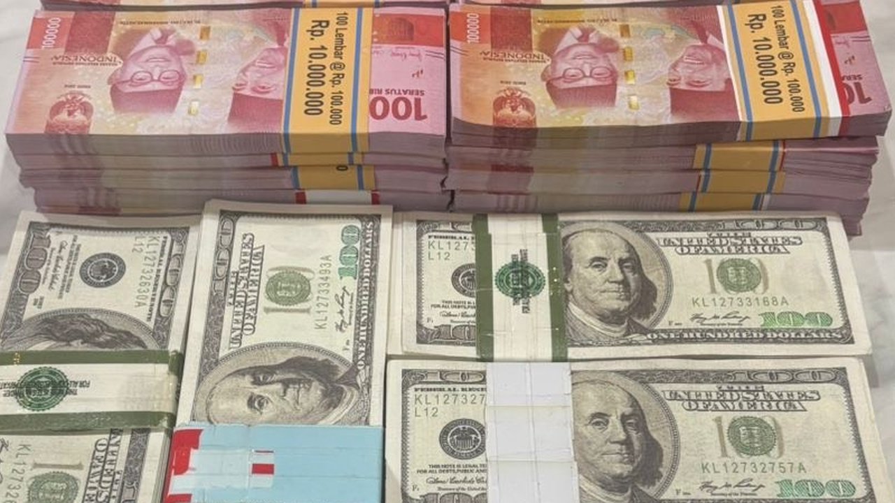 Penampakan Ratusan Lembar Duit Palsu Bertumpuk-tumpuk dari Rupiah hingga Dolar Amerika