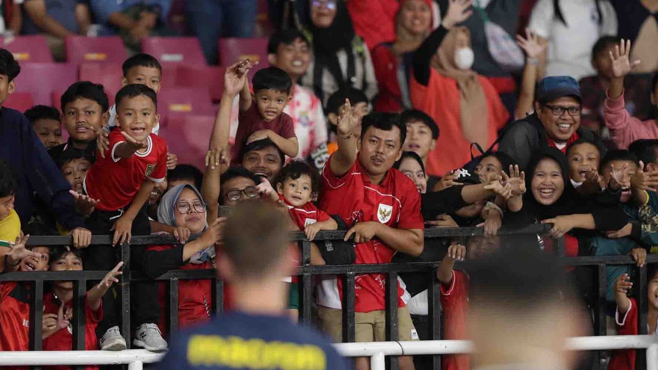 Ribuan penonton menyaksikan laga perdana Grup A Piala Presiden 2025 antara Oxford United melawan Liga Indonesia All Star di Stadion Utama Gelora Bung Karno (SUGBK), Jakarta, Minggu (06/07/2025).