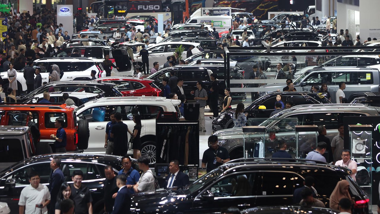 Pengunjung memadati ruang pamer mobil di ajang pameran automotif Gaikindo Indonesia International Auto Show (GIIAS) 2025 di Indonesia Convention Exhibition (ICE) BSD, Serpong, Kabupaten Tangerang, Banten, Sabtu (26/07/2025).