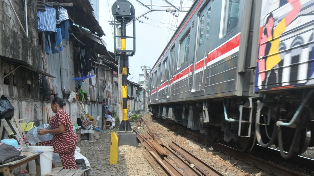 Bangunan yang berdiri di sepanjang rel kereta Kawasan Cideng, Jakarta, Rabu (19/6/2024). Bangunan yang didirkan di pinggir rel kereta api sebenarnya sangat berbahaya terlebih jika tidak lengkapi pagar pembatas yang mmemisahkan bantaran rel dengan bangunan tempat tinggal warga.