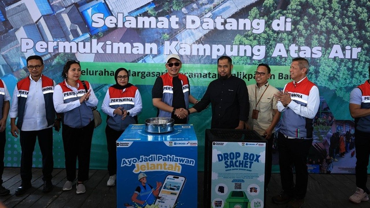 Pertamina Bagikan Bantuan Paket Seragam Sekolah di Balikpapan