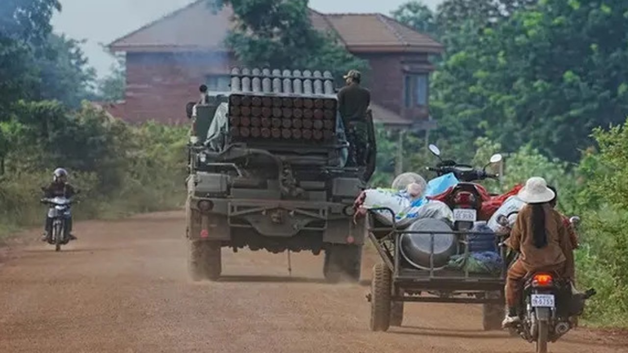 Para tentara Thailand memeriksa wilayah perbatasan pada Minggu (20/7/2025), di Provinsi Ubon Ratchathani, tempat di mana Angkatan Darat Kerajaan Thailand menyatakan telah ditemukan dua ran