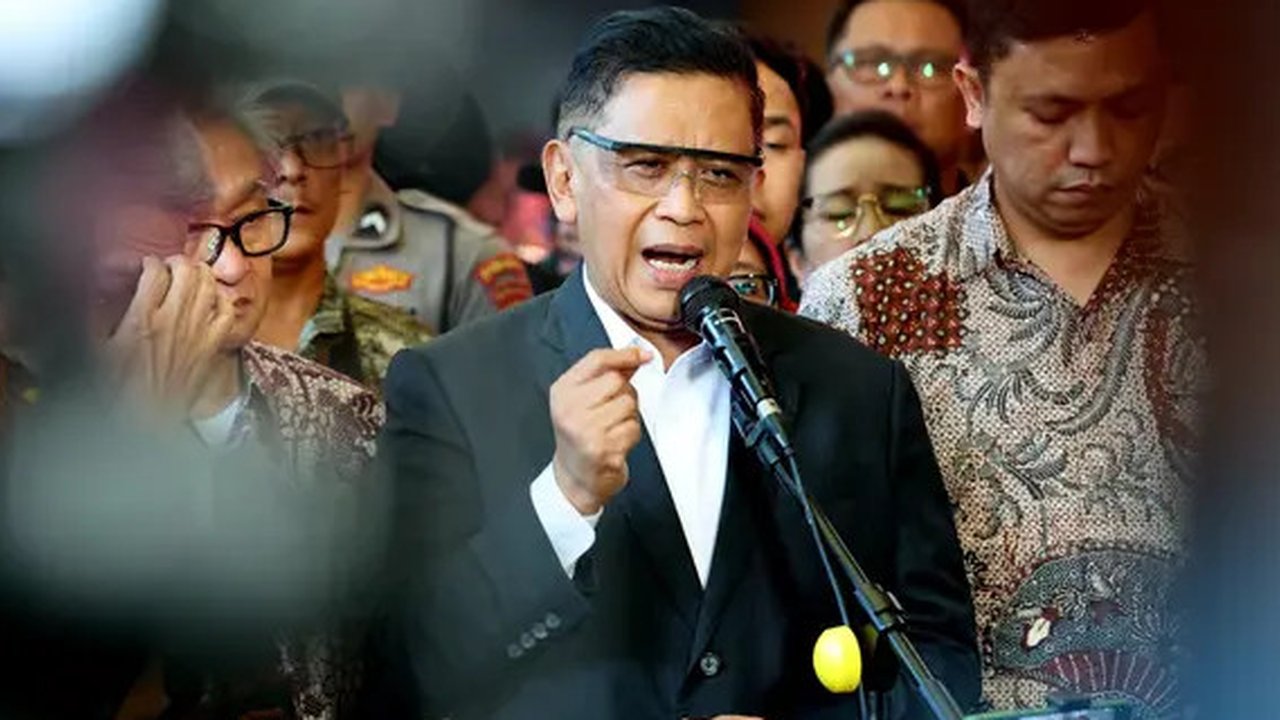 Terdakwa kasus dugaan suap pergantian antarwaktu (PAW) untuk anggota DPR Harun Masiku dan perintangan penyidikan, Hasto Kristiyanto usai menjalani sidang vonis di Pengadilan Tipikor, Jakarta, Jumat (25/07/2025).