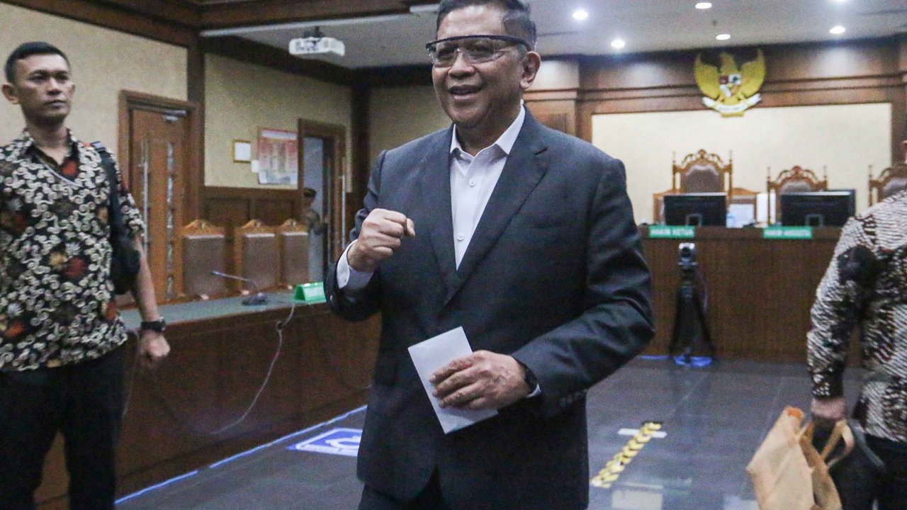 Terdakwa kasus dugaan suap pergantian antarwaktu (PAW) untuk anggota DPR Harun Masiku dan perintangan penyidikan, Hasto Kristiyanto usai menjalani sidang vonis di Pengadilan Tipikor, Jakarta, Jumat (25/07/2025).