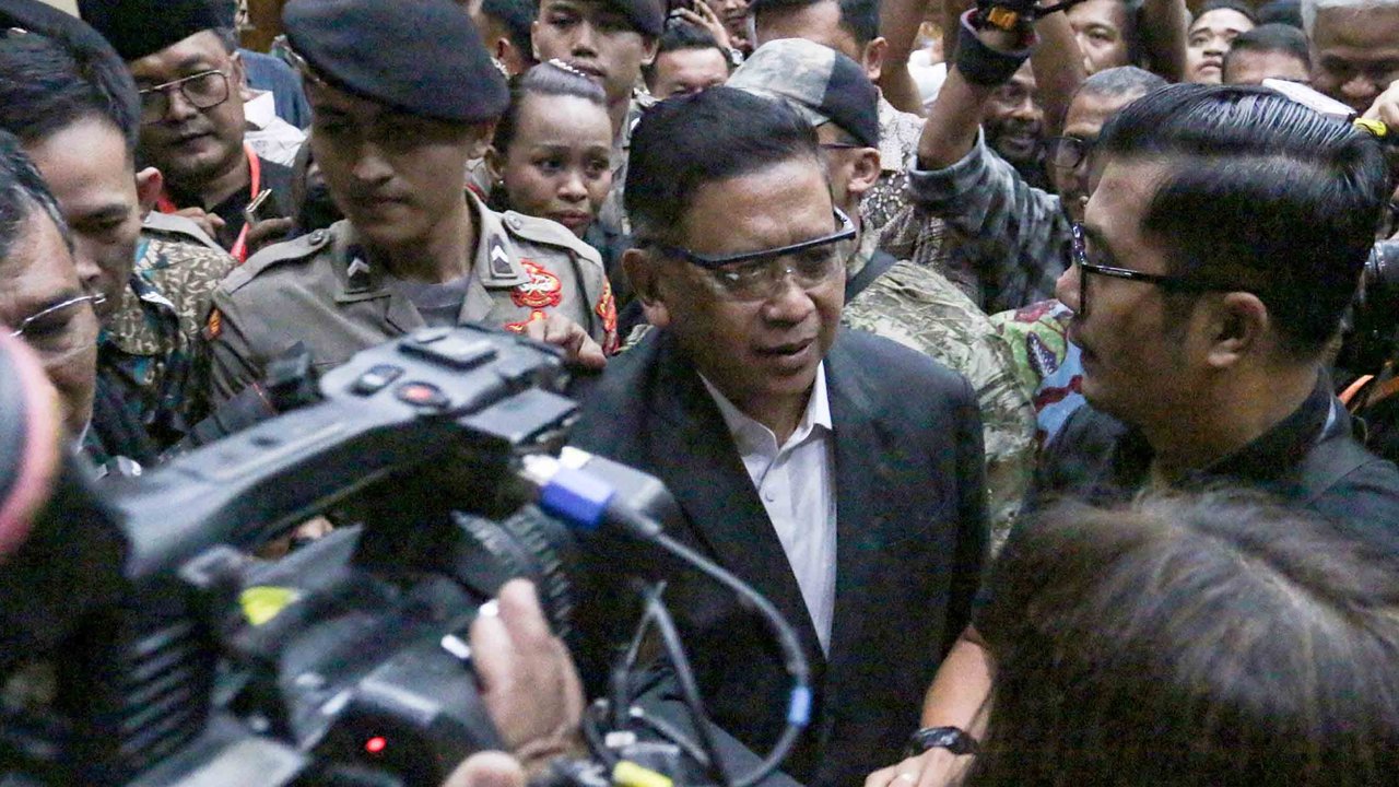 Terdakwa kasus dugaan suap pergantian antarwaktu (PAW) untuk anggota DPR Harun Masiku dan perintangan penyidikan, Hasto Kristiyanto usai menjalani sidang vonis di Pengadilan Tipikor, Jakarta, Jumat (25/07/2025).