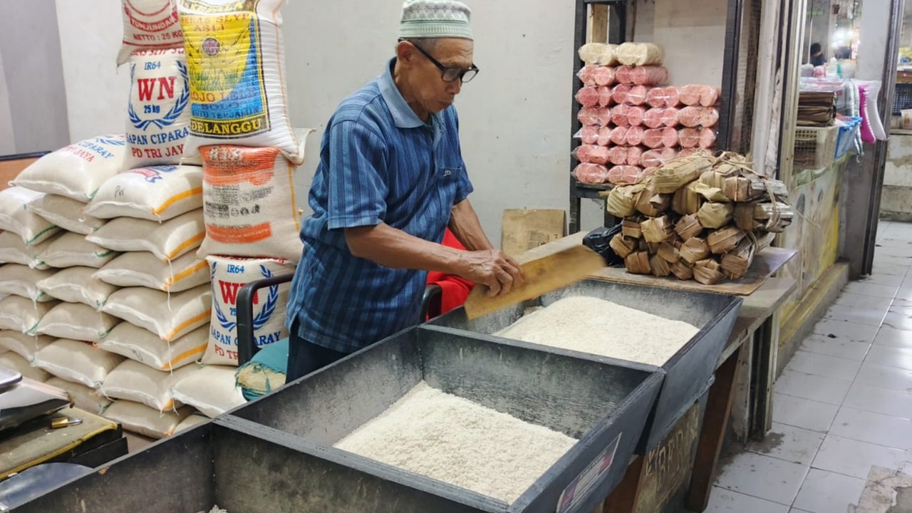 Lirih Pedagang Bandung Bertahan di Tengah Pasar Beras yang Tak Memihak dan Suramnya Ekonomi