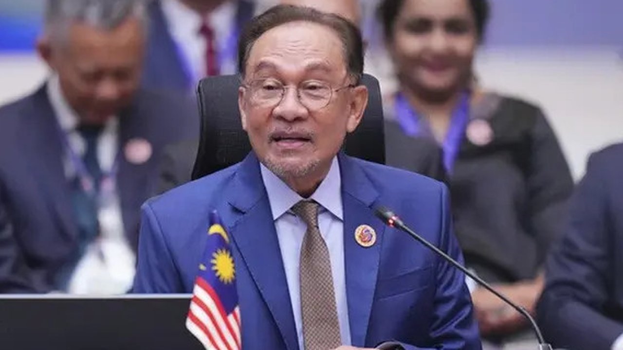 Perdana Menteri Malaysia Anwar Ibrahim dalam KTT ASEAN di Kuala Lumpur pada 26 Mei 2025. (Dok. AP/Vincent Thian)