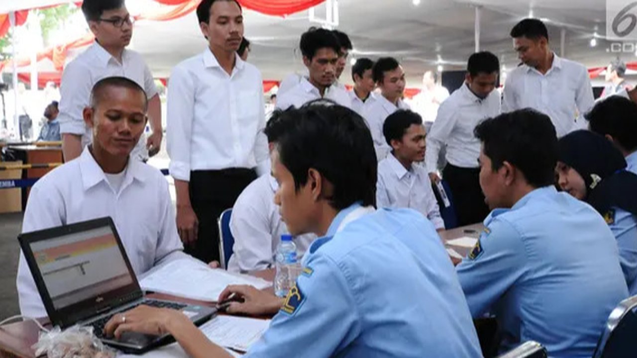 Peserta Tes SKD CPNS 2021 Kementerian Koordinator Bidang Kemaritiman dan Investasi di Secaba Rindam III Siliwangi, Bandung, Jawa Barat pada Kamis, 30 September 2021.