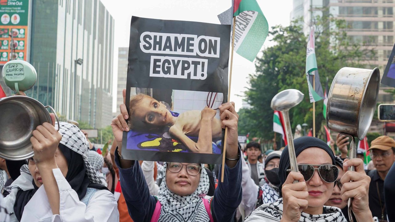 Ratusan warga muslim Indonesia menggelar longmarch Solidarity March with Global March to Gaza di Jalan MH. Thamrin, Jakarta, Minggu (27/07/2025).