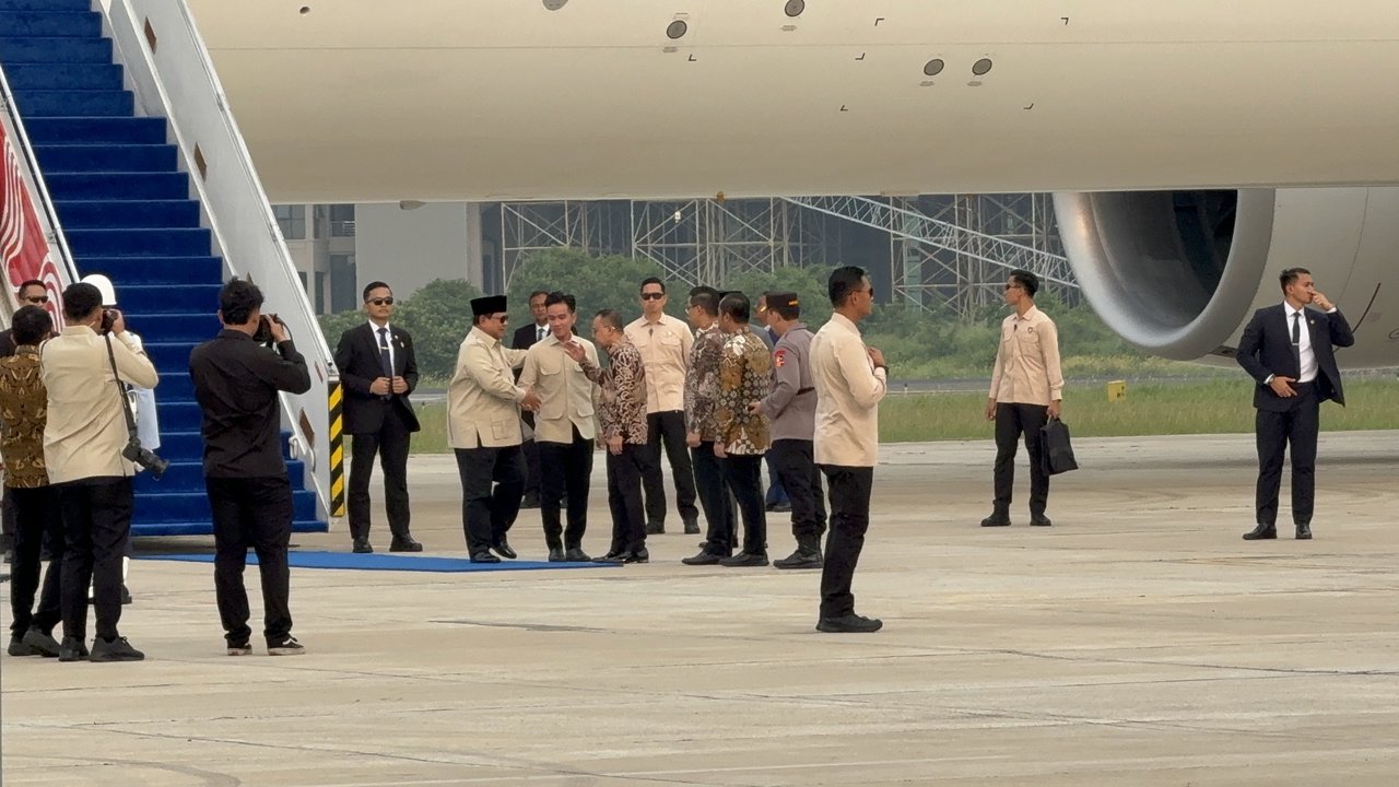 Presiden Prabowo tiba di Jakarta setelah kunjungan resmi tiga hari di Thailand, mempererat kemitraan strategis kedua negara.