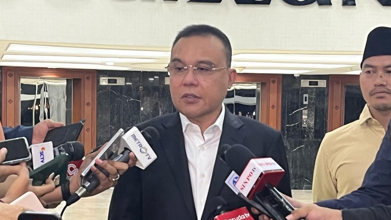 Ketua DPP Partai Gerindra Sufmi Dasco saat konferensi pers di Kompleks Parlemen Senayan, Jakarta, Selasa (8/4/2025). (Liputan6.com/Delvira Hutabarat)