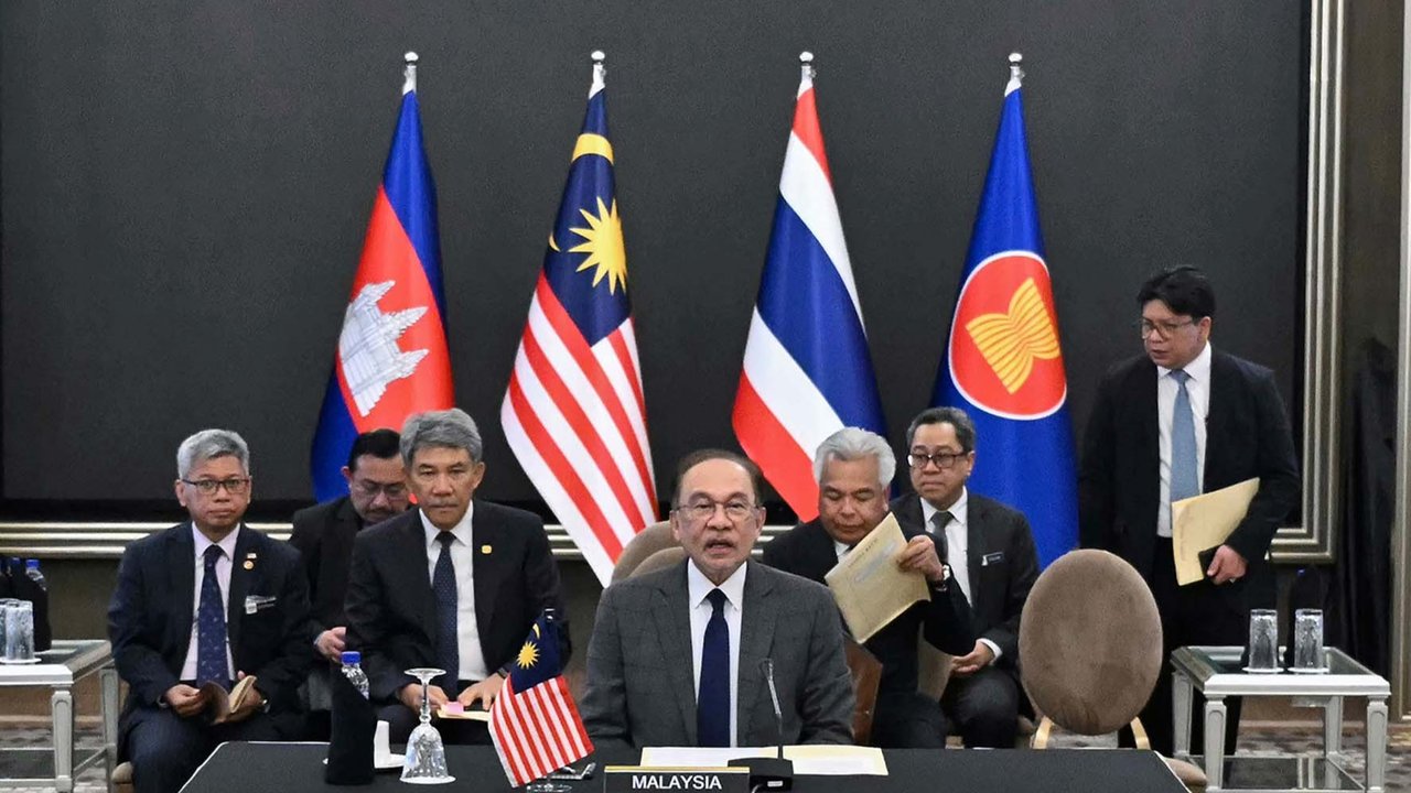 Perdana Menteri Malaysia Anwar Ibrahim saat menghadiri perundingan gencatan senjata antara Thailand dan Kamboja di Putrajaya, Malaysia, Senin (28/07/2025).