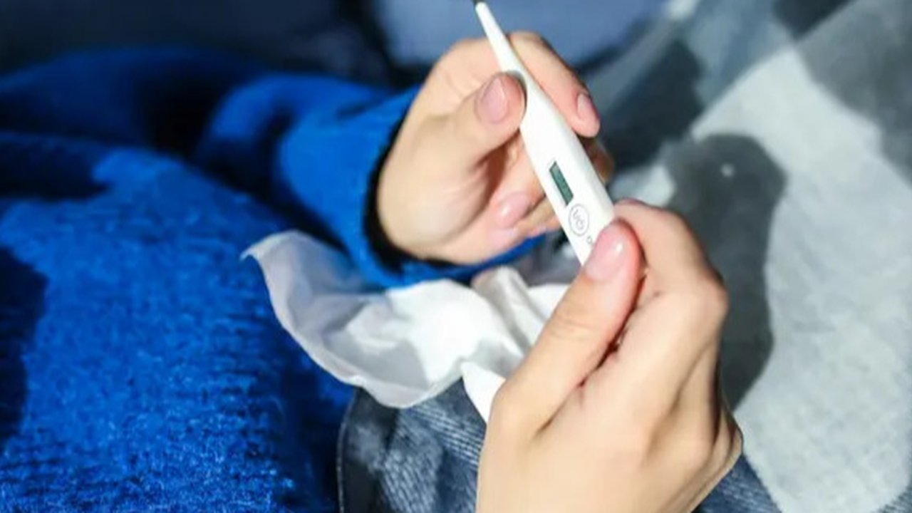 Saat demam, suhu tubuh yang melonjak bisa mengacaukan pola tidur dan memicu mimpi yang lebih intens, aneh, bahkan menakutkan. (Foto dok: Freepik/jcomp).