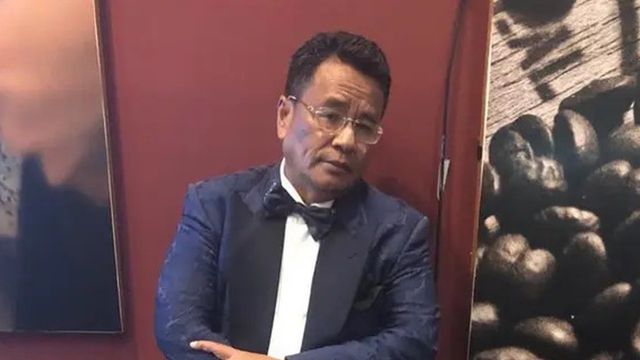 Razman Arif Nasution menantang Hotman Paris sebagai sesama laki-laki, satu lawan satu. Tantangan ini disampaikan lewat kolom komentar Instagram. (Foto: Dok. Instagram @hotmanparisofficial)