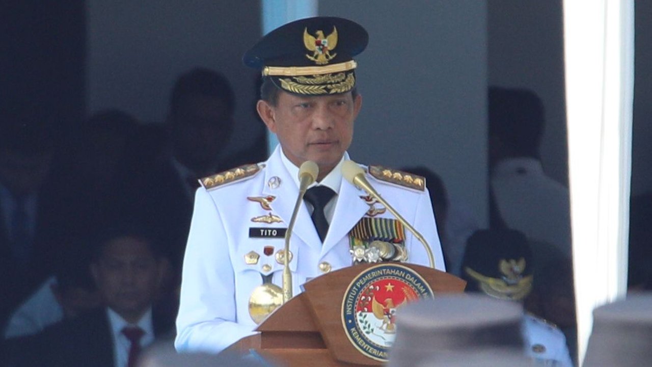 Mendagri Tito Karnavian saat melantik Pamong Praja Muda lulusan IPDN Angkatan XXXII Tahun 2025