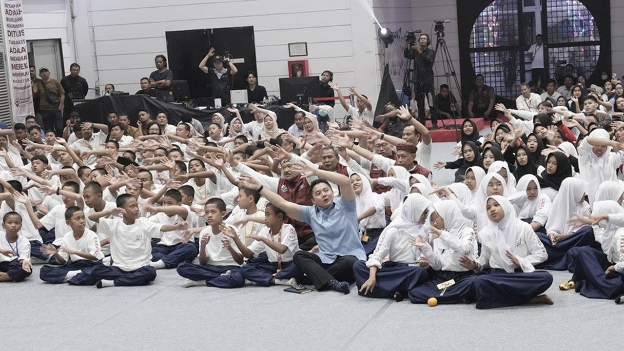 Seskab Teddy Ajak Siswa SR Lihat Paskibraka di Istana