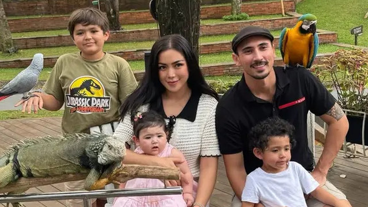 Foto-foto Jessica Iskandar dan Vincent Verhaag Ajak Anak ke Kebun Binatang