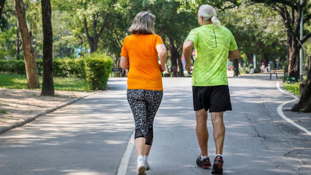 <p>potret pasangan yang sedang berjalan kaki bersama/copyright freepik.com/rawpixel.com</p>