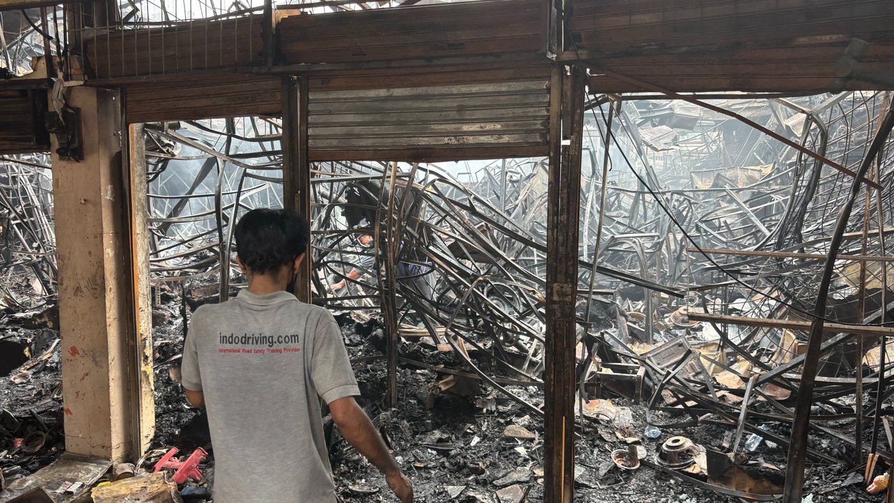 Sejumlah pedagang mengais puing dan sisa barang dagangan yang hangus terbakar di Pasar Taman Puring, Jakarta Selatan, Selasa (29/7/2025).