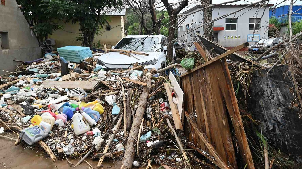 Sebuah mobil yang tersapu banjir di Distrik Miyun, pinggiran Beijing, China, Selasa (29/07/2025).