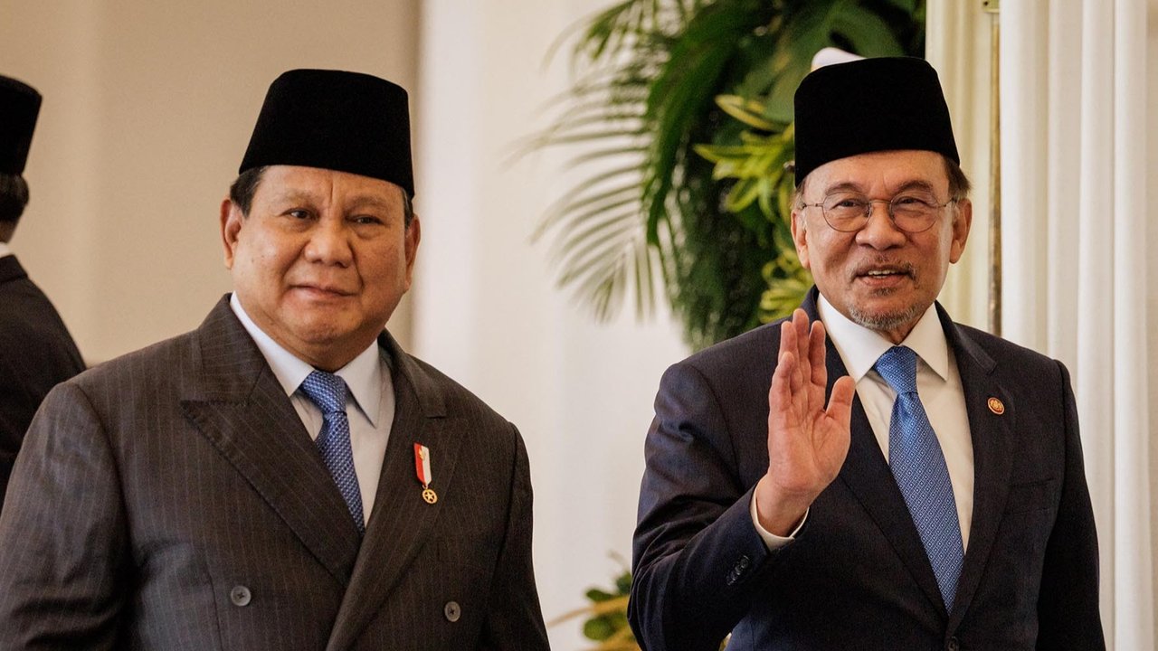 VIDEO: Langkah PM Malaysia Anwar Terhenti! Berkali-kali Tunjuk Kepala BIN Herindra Depan Prabowo