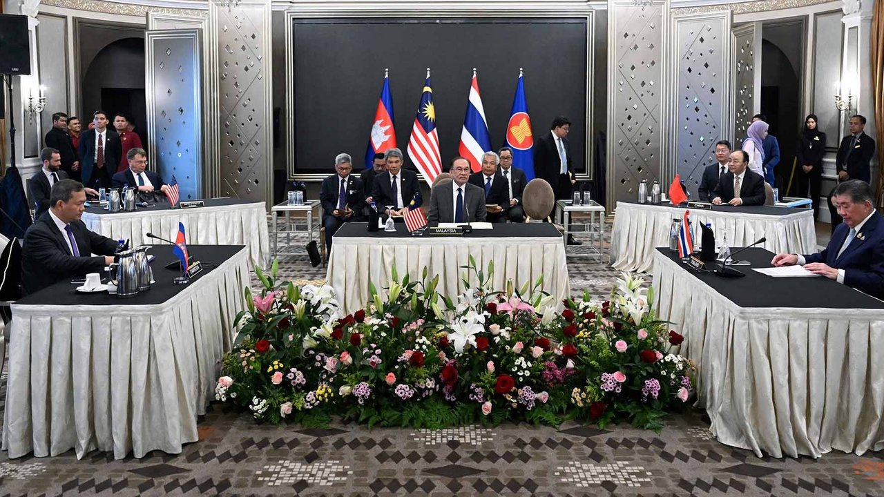 Pertemuan tingkat tinggi antara pemimpin Malaysia, Thailand, dan Kamboja resmi dimulai pada Senin (28/07/2025) di kediaman Perdana Menteri Malaysia, Datuk Seri Anwar Ibrahim, di Putra Jaya, Malaysia