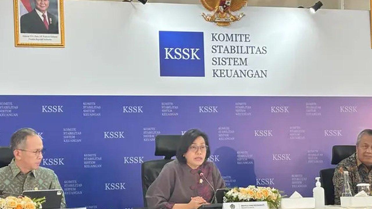 Menteri Keuangan (Menkeu) Sri Mulyani Indrawati dalam konferensi pers KSSK yang digelar di kantor Lembaga Penjamin Simpanan (LPS), Senin (28/7/2025). (Tira/Liputan6.com)