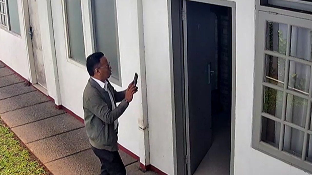 Pegawai Negeri Sipil (PNS) Kementerian Luar Negeri (Kemlu) berinisial ADP (39) ditemukan tewas di dalam kamar indekos Guest House Gondia, Jalan Gondangdia Kecil, Menteng, Jakarta Pusat, Se