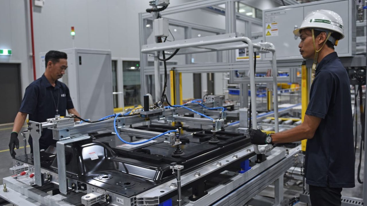 Proses Produksi Baterai Mobil Listrik Hyundai