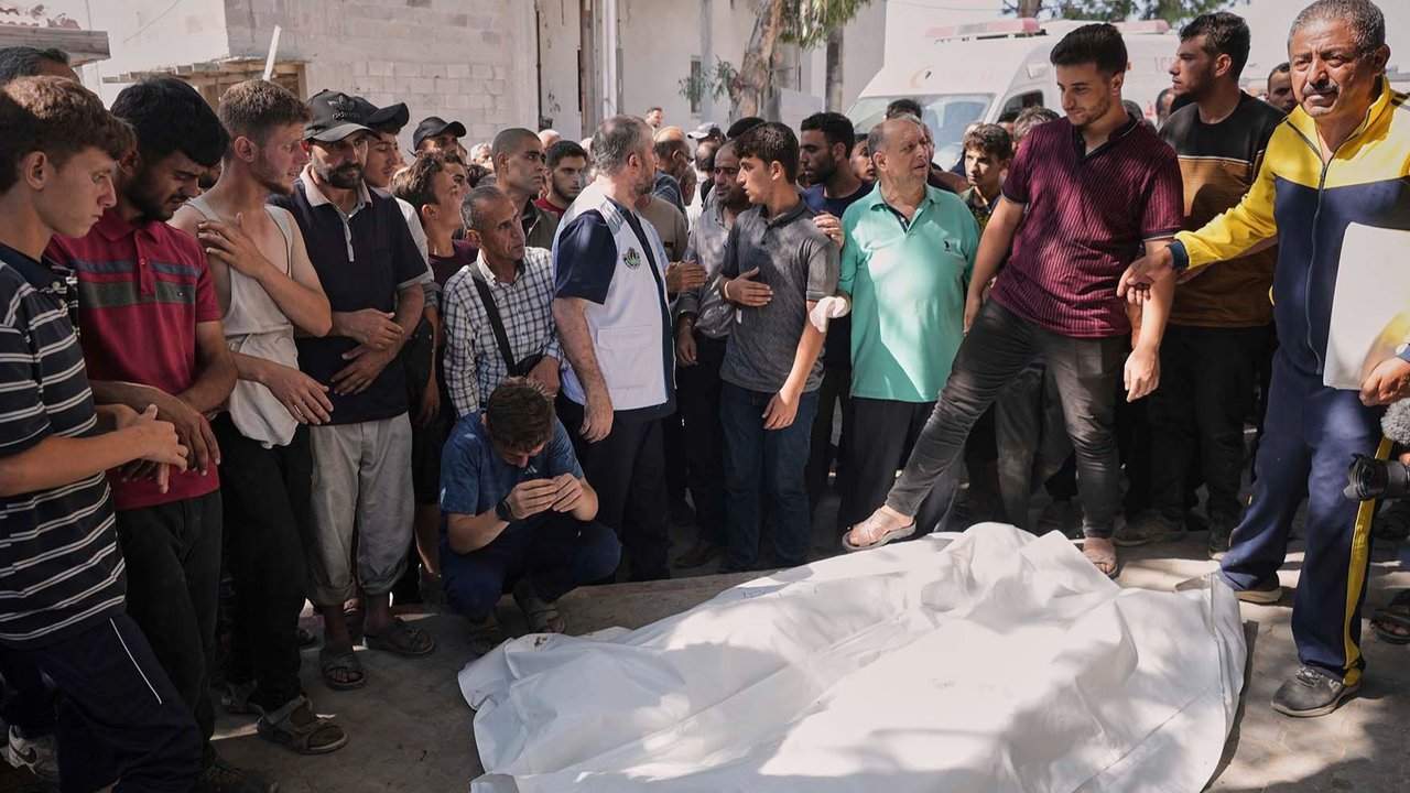 Warga Palestina berkumpul di sekitar jenazah Direktur Rumah Sakit Indonesia Dr. Marwan Sultan beserta istri, anak perempuan, dan menantu laki-lakinya yang  tewas dalam serangan udara Israel, di Rumah Sakit Shifa di Kota Gaza, Rabu, (02/07/2025).