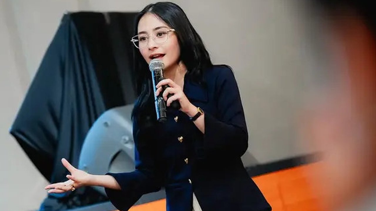 Inspirasi outfit baju kantor ala Prilly Latuconsina. (sumber: Instagram/prillylatuconsina96)