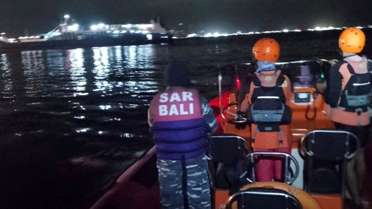 Tim SAR melakukan pencarian sebuah feri yang tenggelam di dekat pulau resor Bali, di Pelabuhan Ketapang, Banyuwangi, Jawa Timur, pada Kamis (3/7/2025).