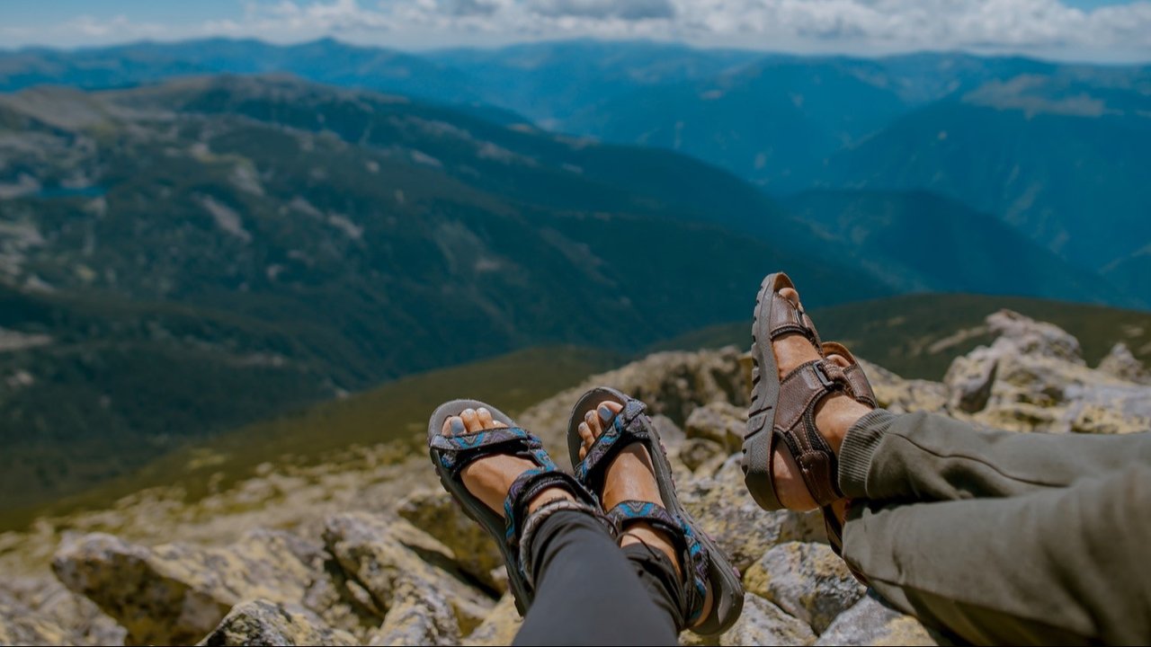 <p>Ilustrasi sandal gunung, naik gunung. (Photo by Toa Heftiba on Unsplash)</p>