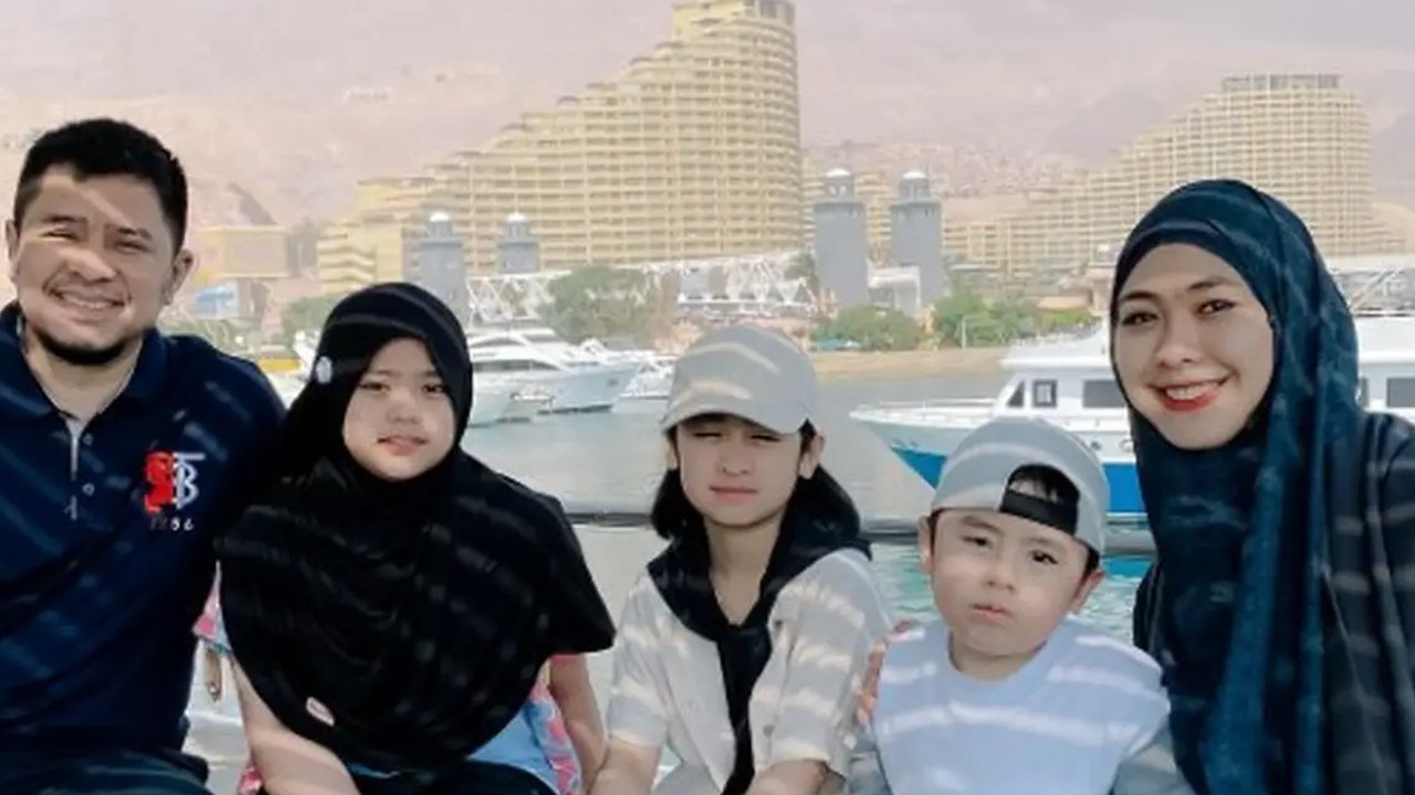 Potret Liburan Oki Setiana Dewi Bareng Anak di Kairo