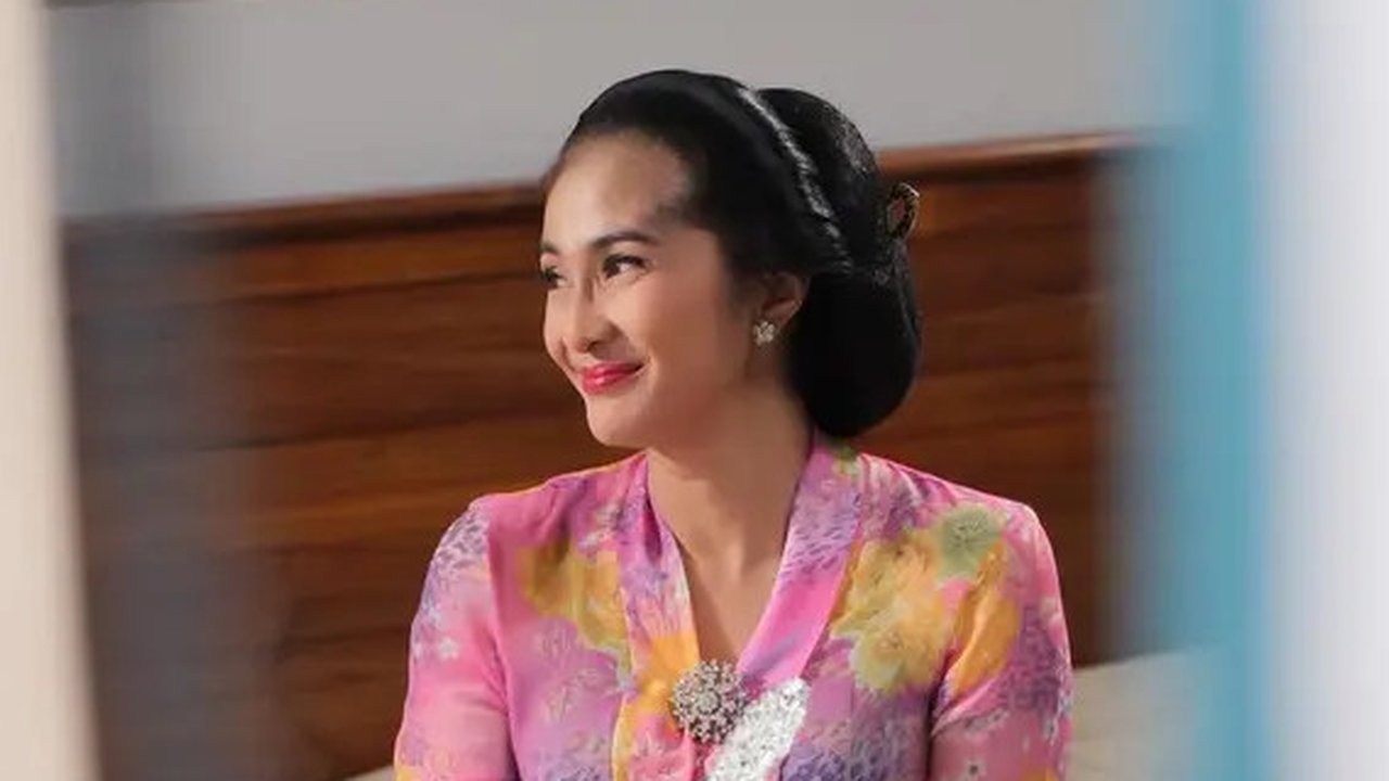 Outfit Outfit Maudy Koesnaedi dengan Kebaya dalam Series Losmen Bu Broto (instagram.com/maudykoesnaedi)